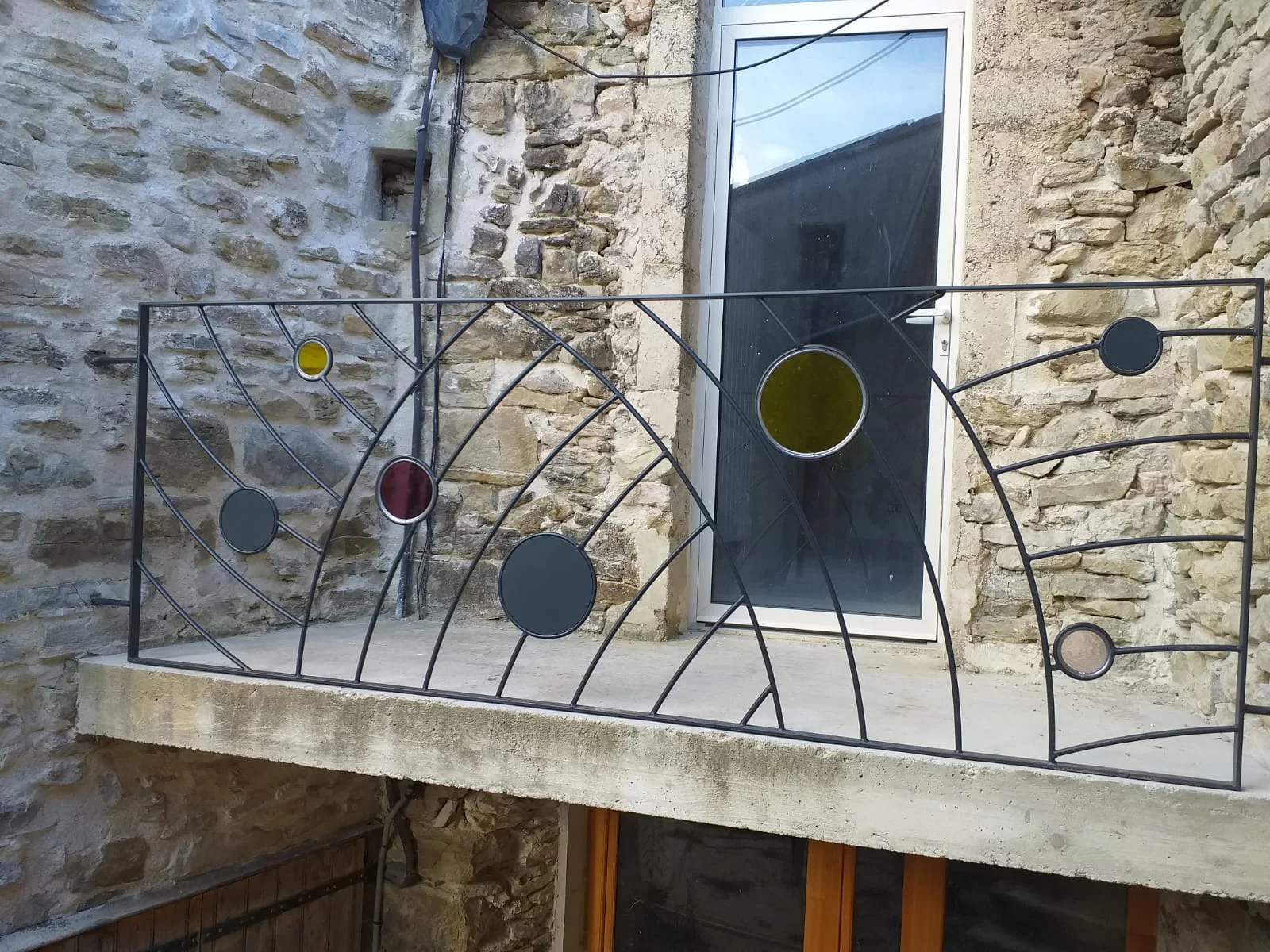 Garde corps avec motif et incrustation de verre coloré