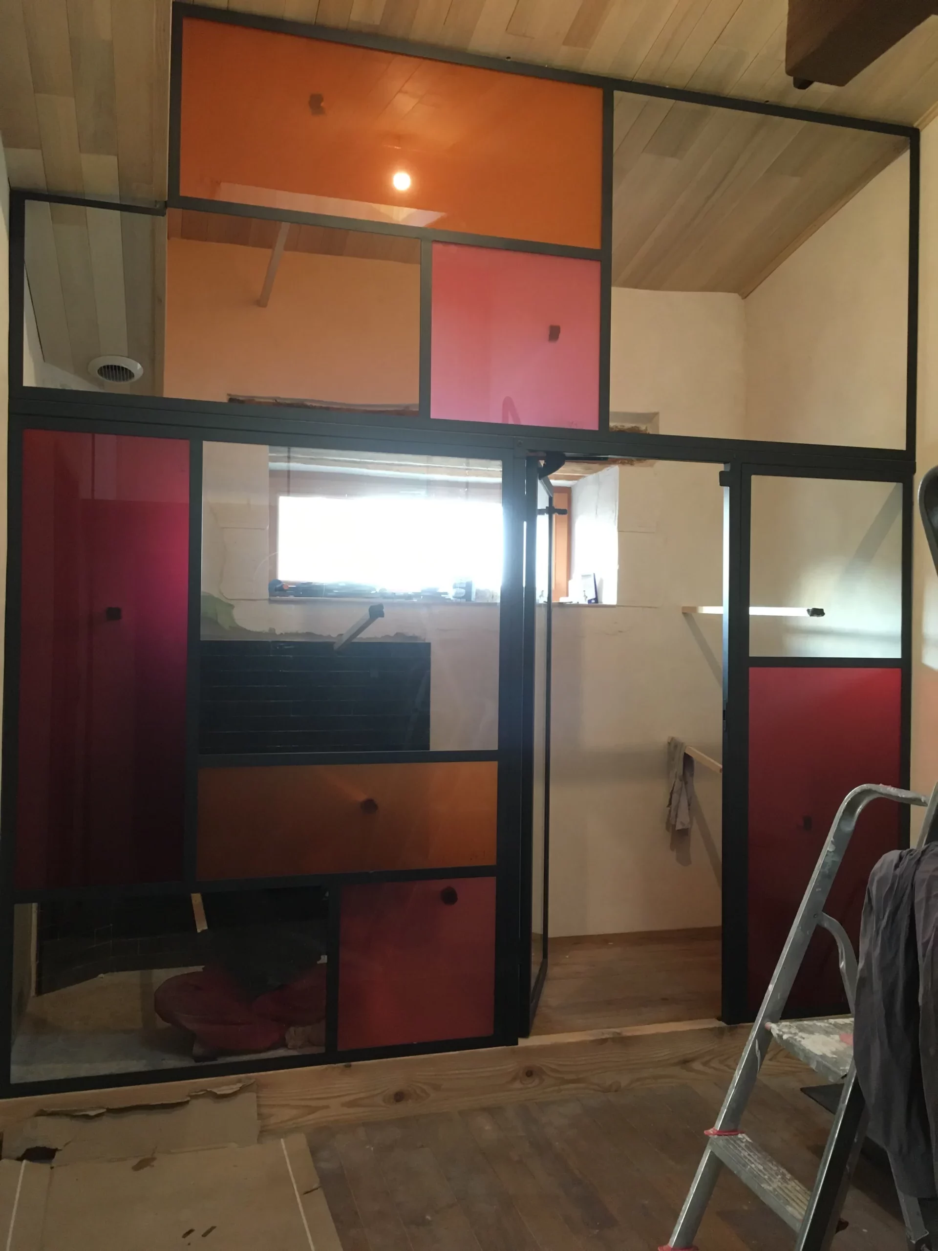 En cours: Cloison séparant une chambre à la salle de bain, verres colorés
