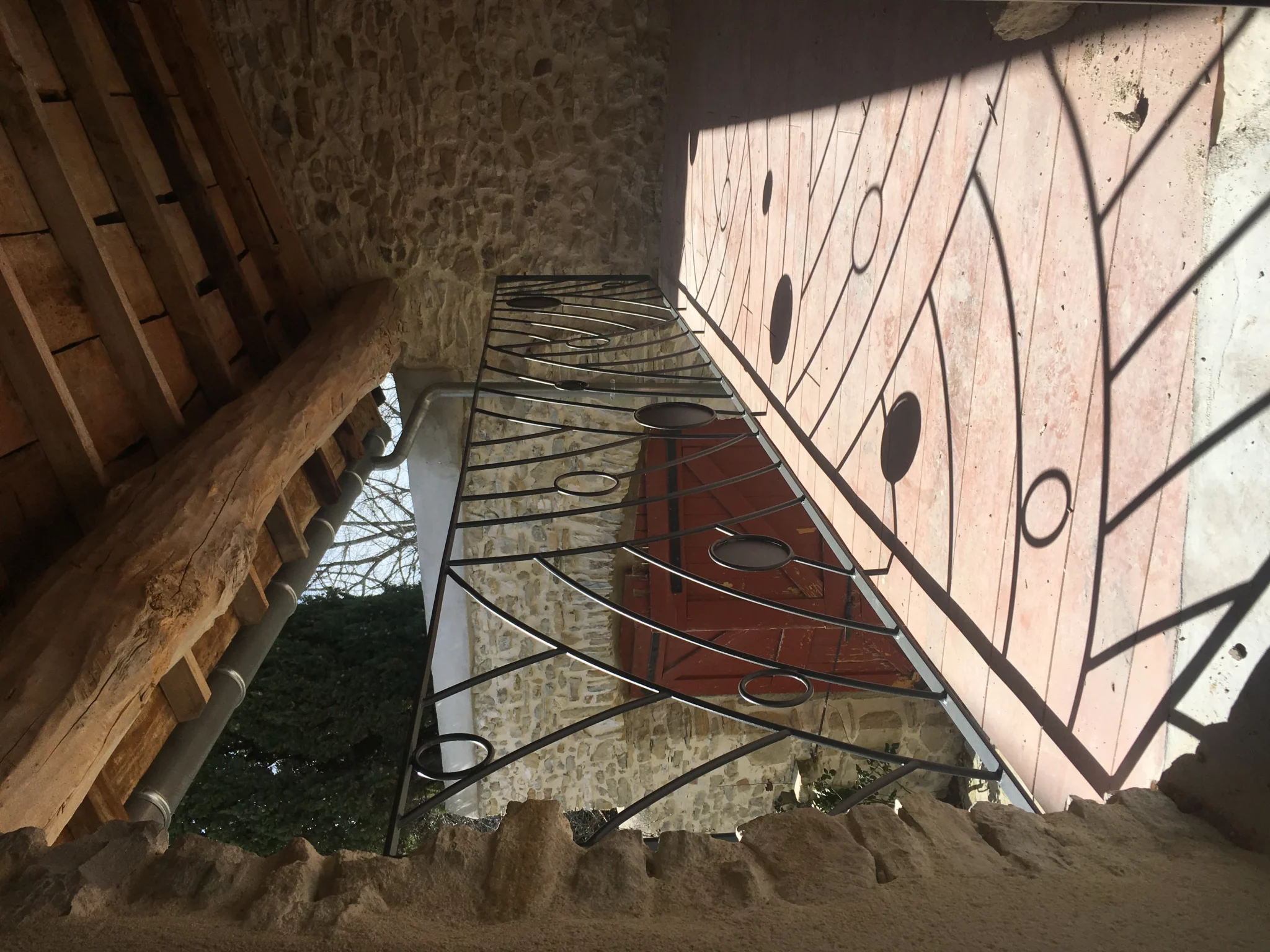 Garde corps avec motif et incrustation de verre coloré