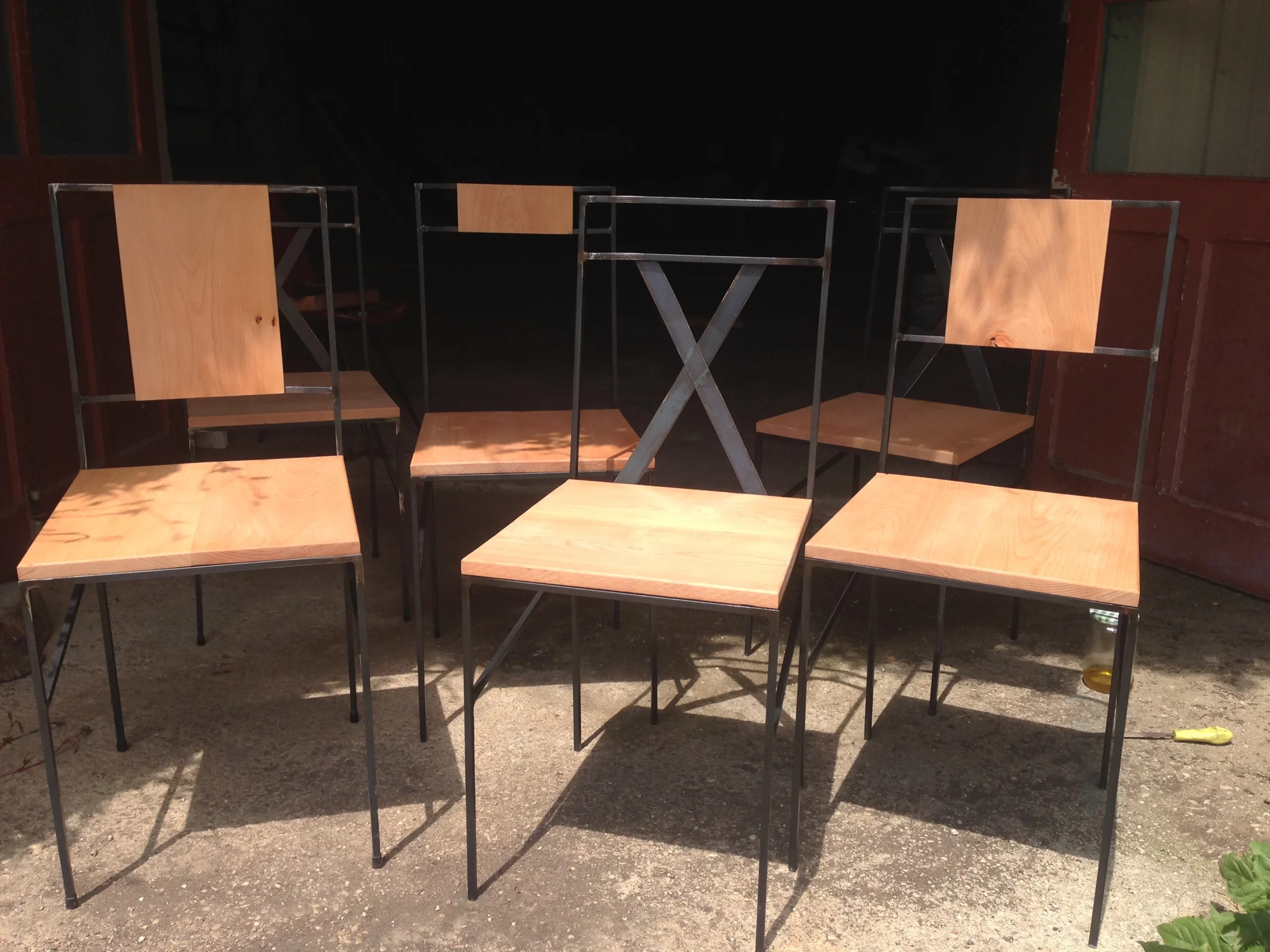 Commande spéciale d’une série de 6 chaises bois/métal