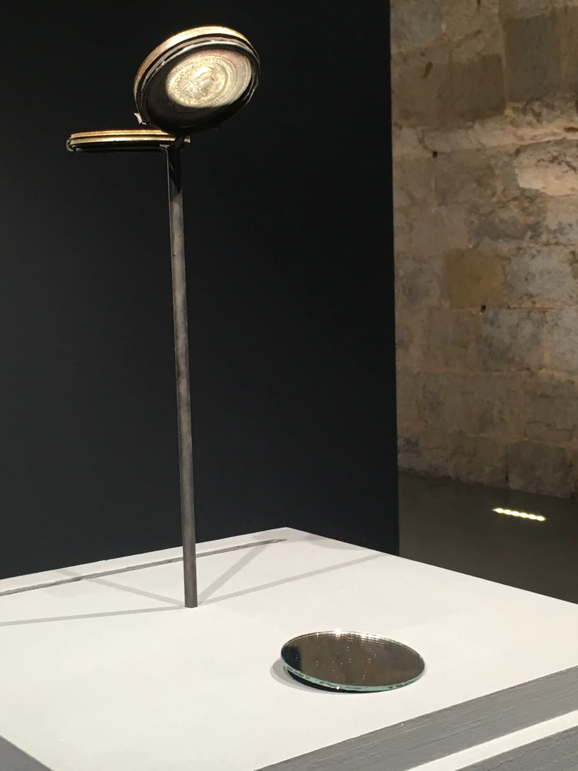 Socle d’un miroir monétaire de Néron