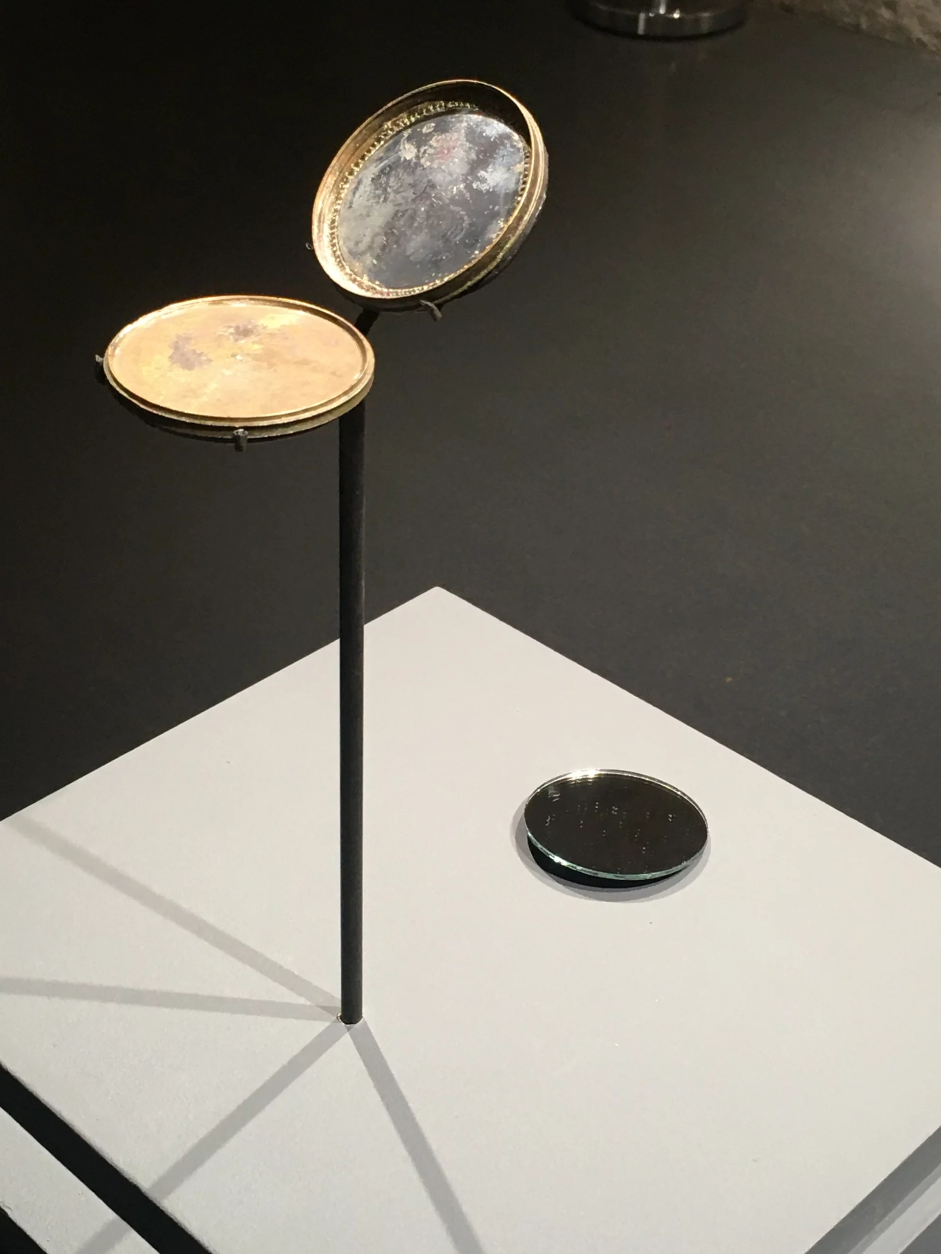 Socle d’un miroir monétaire de Néron