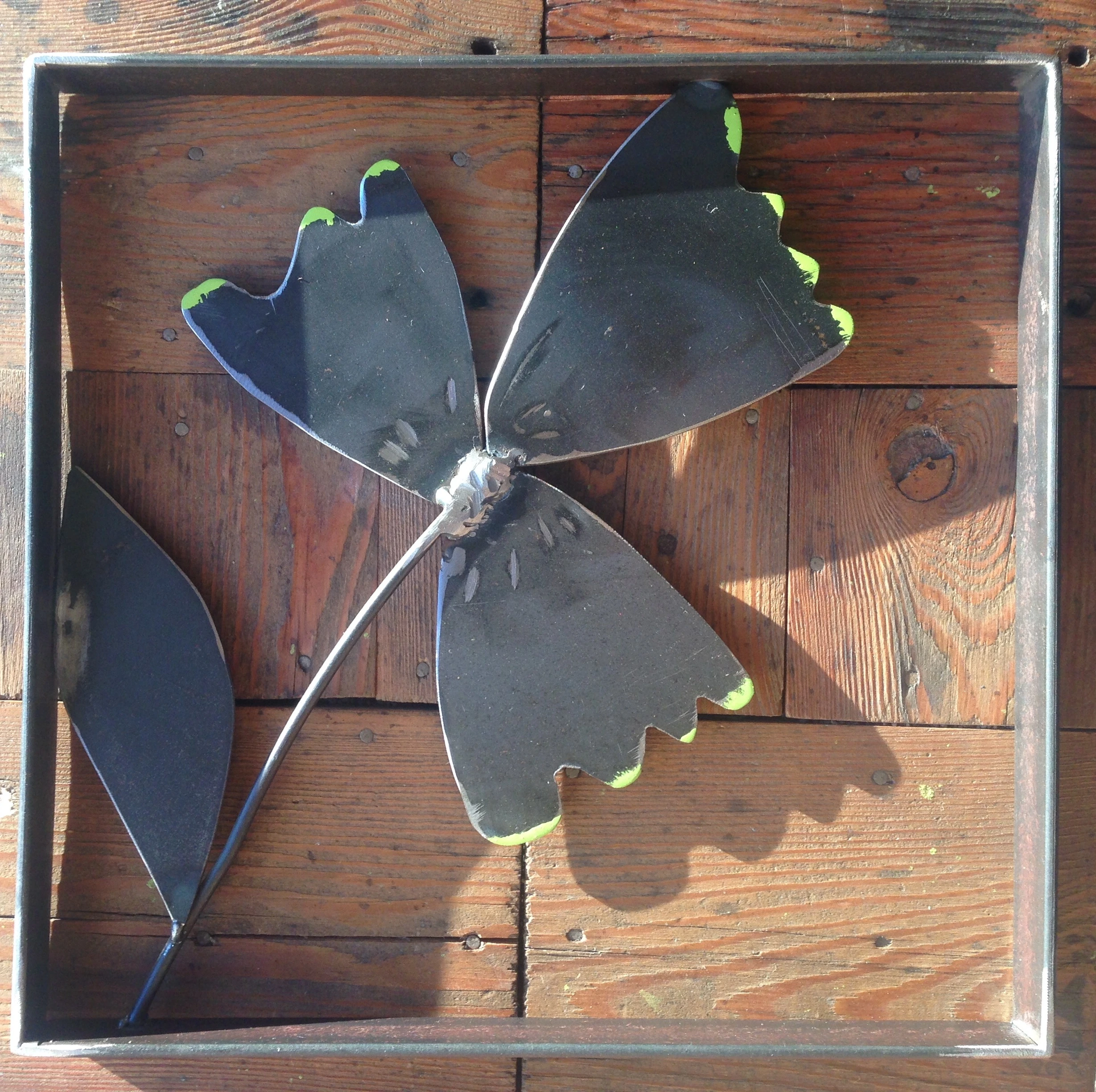 cadre et fleur en acier