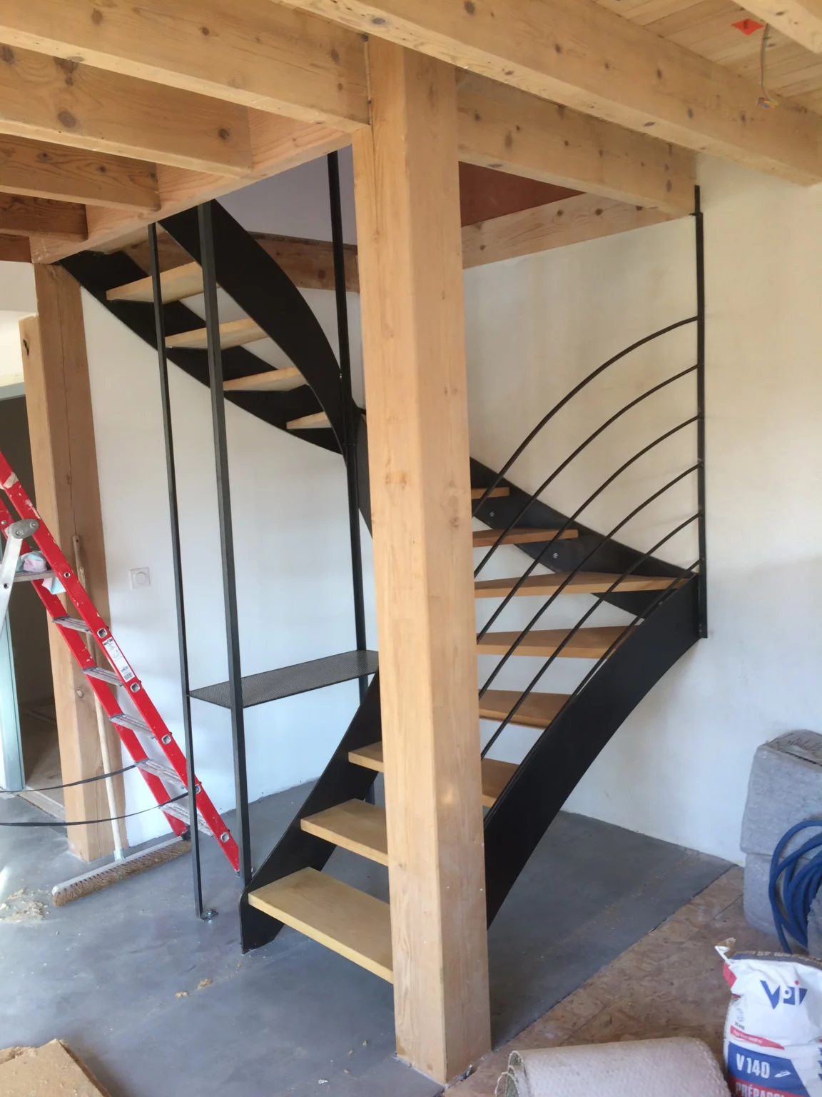 Escalier interieur acier brut vernis