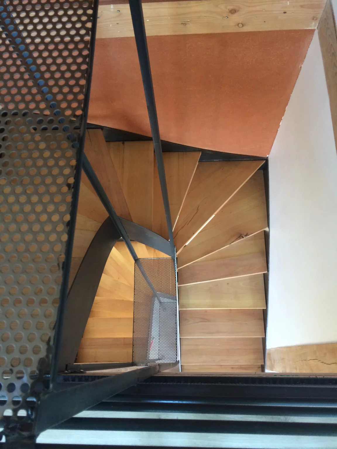 Escalier interieur acier brut