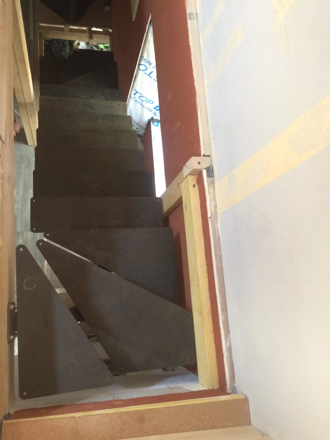 escalier en construction, marches en bois