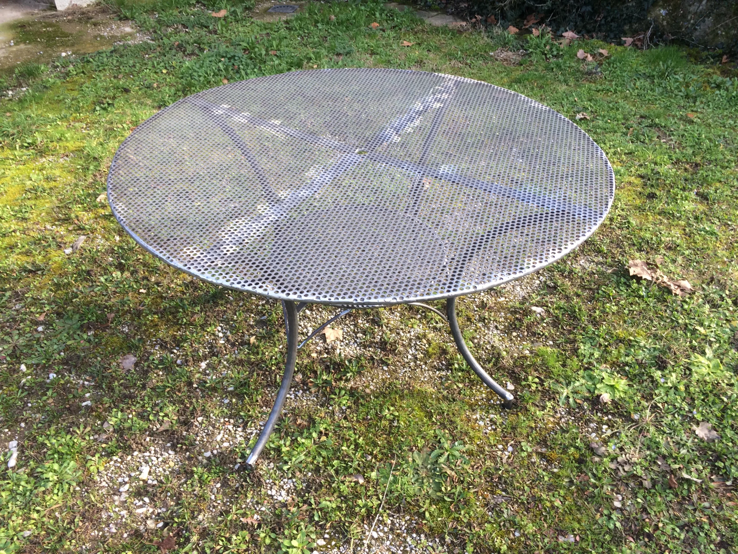 Table extérieur en tôle perforée